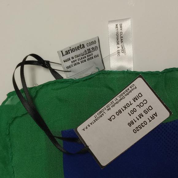 🆕 MOSCHINO BLUE & GREEN ITALIAN SILK SCARF WITH MEDALLION CHAINS - Picture 8 of 8